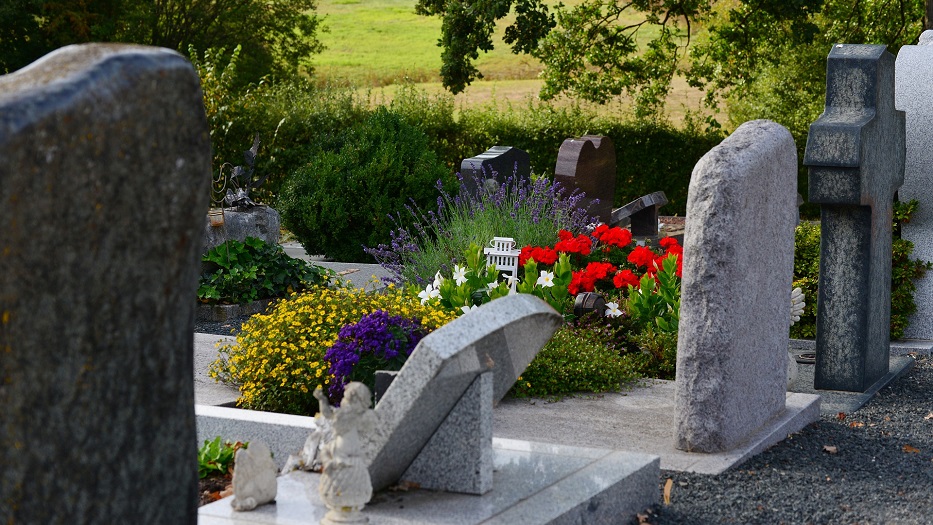 Friedhof und Gräber mit Blumenschmuck