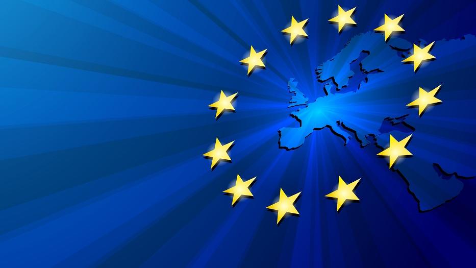 Die Sterne des EU-Banners vor einer Kartendarstellung des europäischen Kontinents